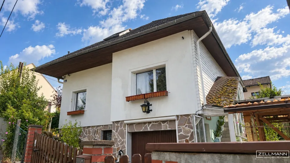 Wo der Blick ins Grüne wandert – ein Haus mit Garten und Raum für neue Geschichten | ZELLMANN IMMOBILIEN - Titelbild
