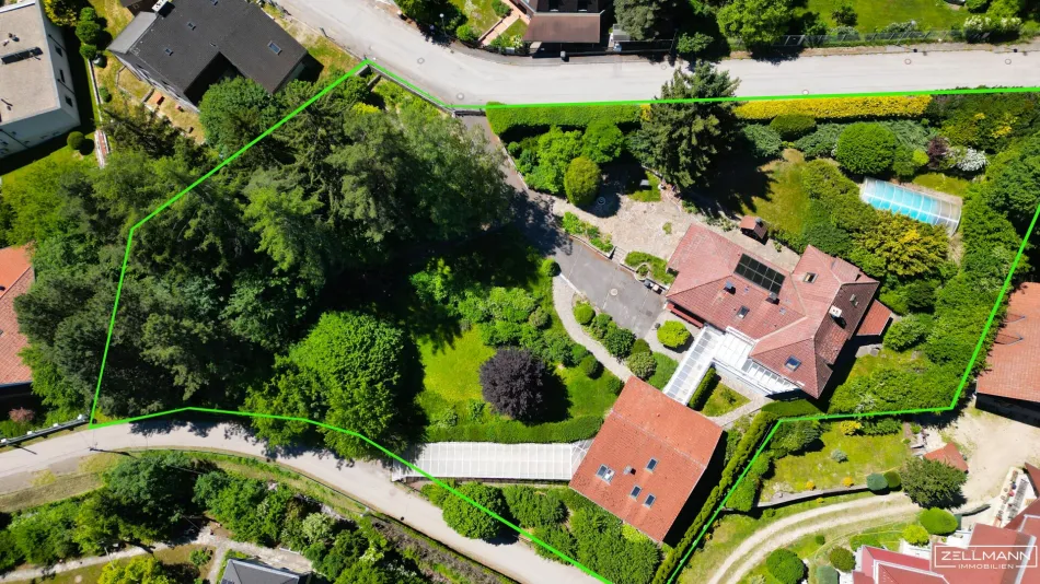 BAUGRUNDSTÜCK IN MAUERBACH – 4.242 m² IN RUHIGER HANG- UND GRÜNLAGE MIT ENTWICKLUNGSPOTENZIAL | MIT ALTBESTAND | ZELLMANN IMMOBILIEN - Titelbild