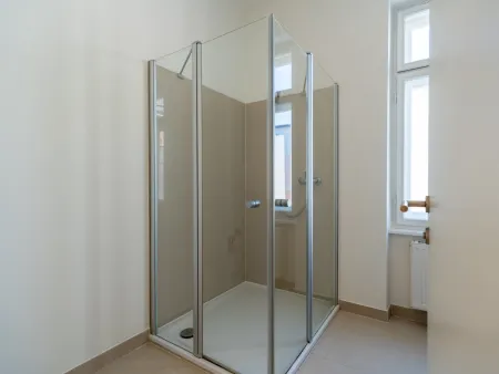 Badezimmer mit Dusche und Fenster