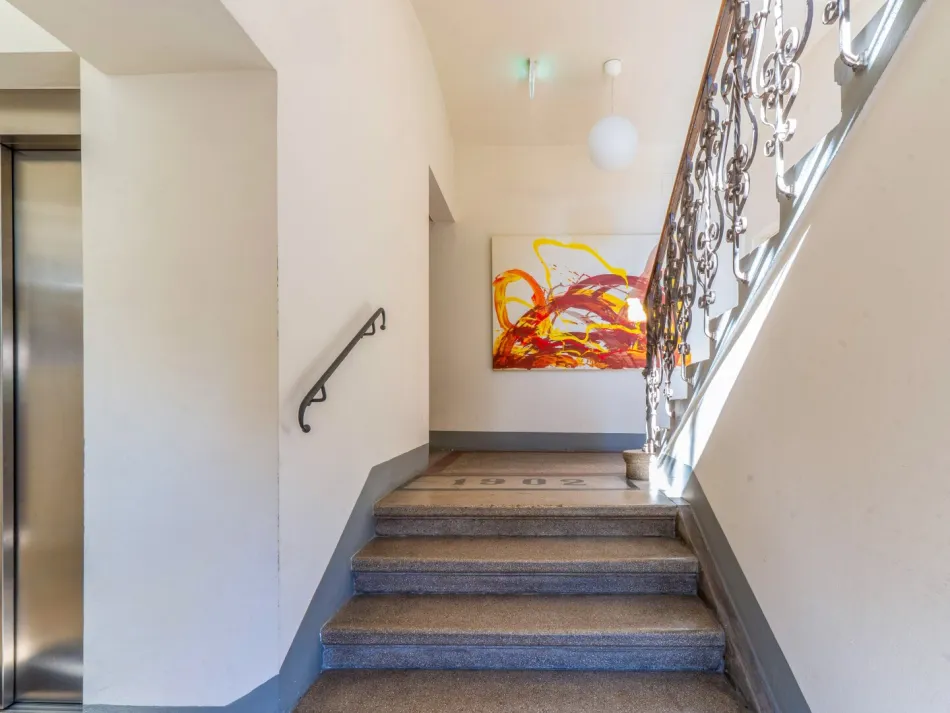 JUGENDSTIL trifft MODERNE | Hochwertige 2-Zimmer-Terrassenwohnung im Andräviertel | Carport & Aufzug - Bild