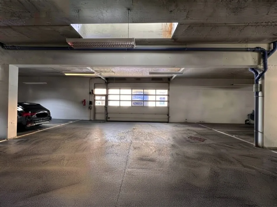 GARAGENPLATZ mit Tageslicht Novaragasse - Titelbild