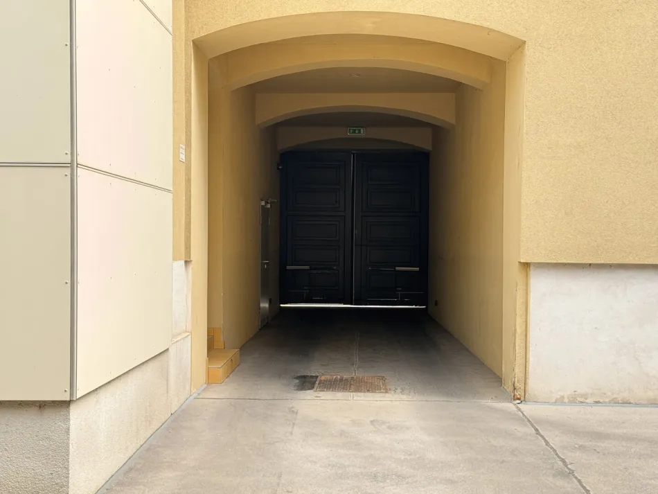 GARAGENPLATZ mit Tageslicht Novaragasse - Bild