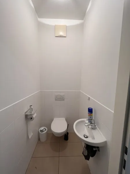 WC mit Handwaschbecken