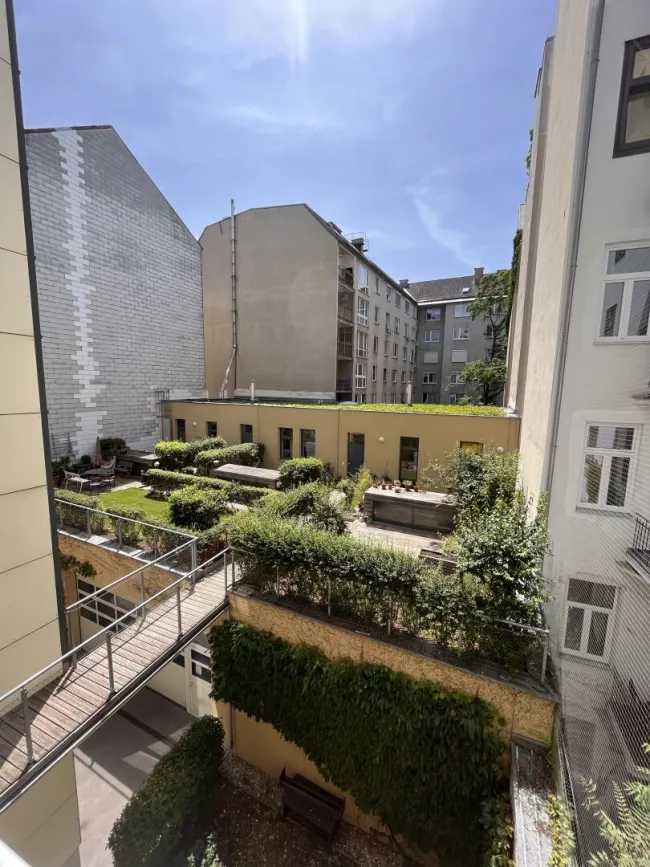 Blickrichtung von Loggia in den begrünten Innenhof