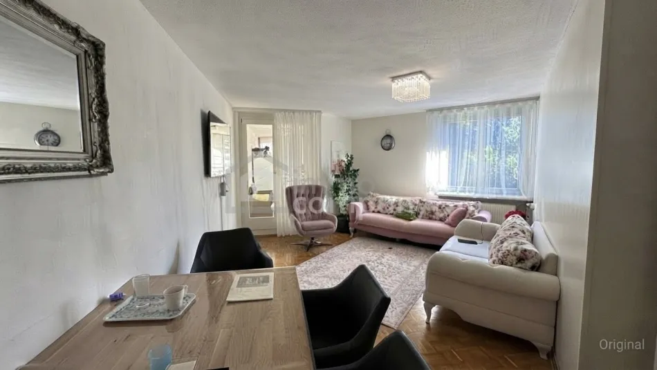 Götzis - Helle Eigentumswohnung im obersten von drei Stockwerken, 3 Zimmer, Loggia mit Glasfront zum Öffnen oder Schließen, 77 m2 + 9 m2 Loggia, Gesamt 86 m2, inkl. 1 TG und 1 Kellerabteil. - Titelbild