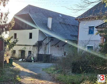 K3 - IDEALER BETRIEBSSTANDORT UND WOHNEN. Historischer Altbau und Nebenbgebädue. Grund 2,4 ha. Renovierungsbedarf.