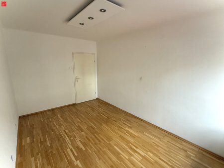 Großzügige Räumlichkeiten mit Balkonzugang!