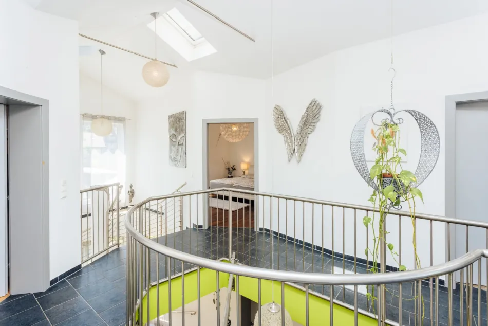 Zentral wohnen, komfortabel leben – Familienhaus mit Photovoltaik und viel Platz! - Bild