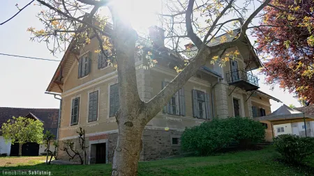 CHARMANTES HERRENHAUS