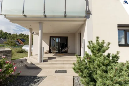 Eingang und Terrasse EG Wohnung