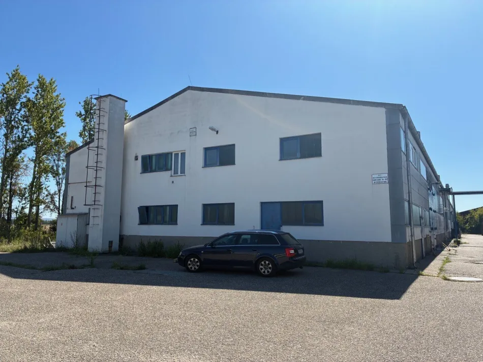 Nahe Flughafen Wien: ca. 1900m² Lagerhalle - teilbar - 2 separate Büros - Titelbild