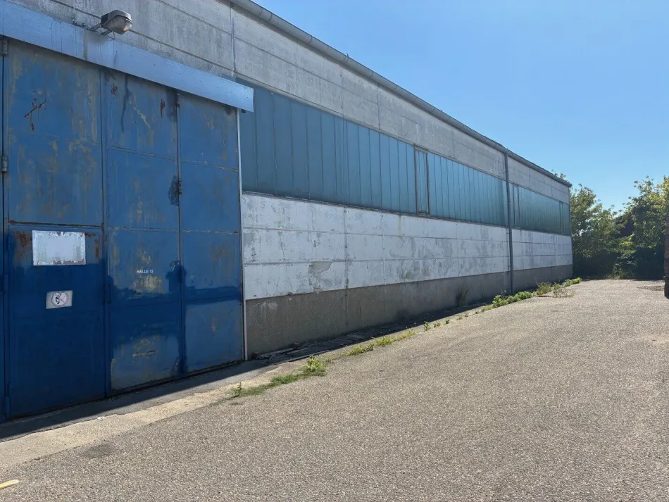 Nahe Flughafen Wien: ca. 1900m² Lagerhalle - teilbar - 2 separate Büros - Bild