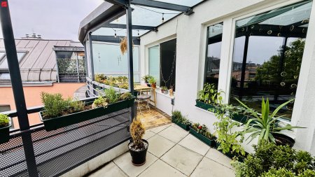 Charmante 2-Zi-DG-Wohnung mit Loggia, Garage & Sauna