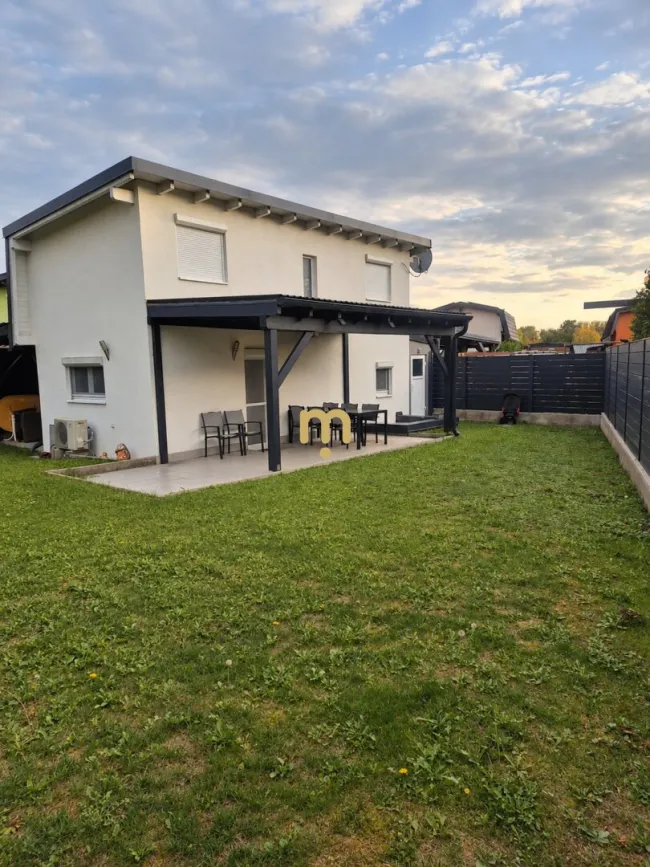 EIGENGRUND | gepflegtes Kleingartenhaus mit 5 Zimmern, Garten & Doppel-Carport in Stockerau - Titelbild