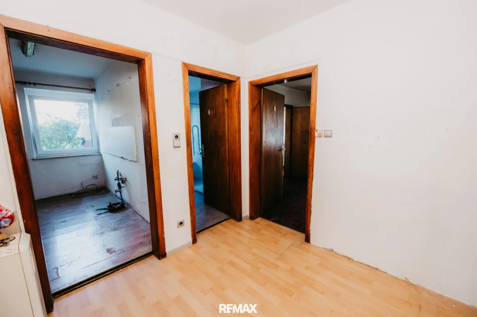 Mehrfamilienhaus mit Pool in Bürmoos – Wohnen, vermieten & Potenzial nutzen - Bild
