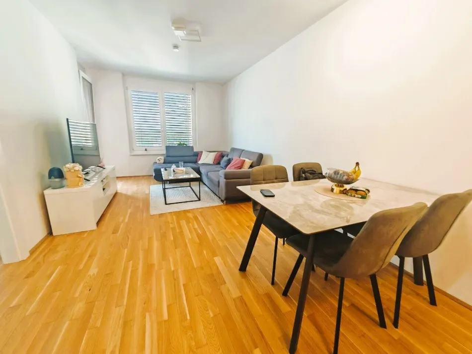 Endlich einziehen: Helle 2-Zimmer-Wohnung mit Loggia ab 01.12. - Titelbild