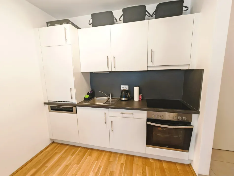 Endlich einziehen: Helle 2-Zimmer-Wohnung mit Loggia ab 01.12. - Bild