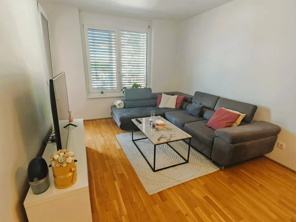 Endlich einziehen: Helle 2-Zimmer-Wohnung mit Loggia ab 01.12. - Bild