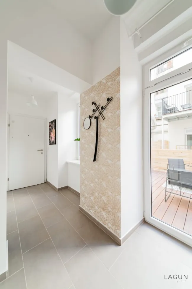 Ruhige, vollmöblierte 1-Zimmer-Wohnung mit Terrasse im Innenhof - Bild