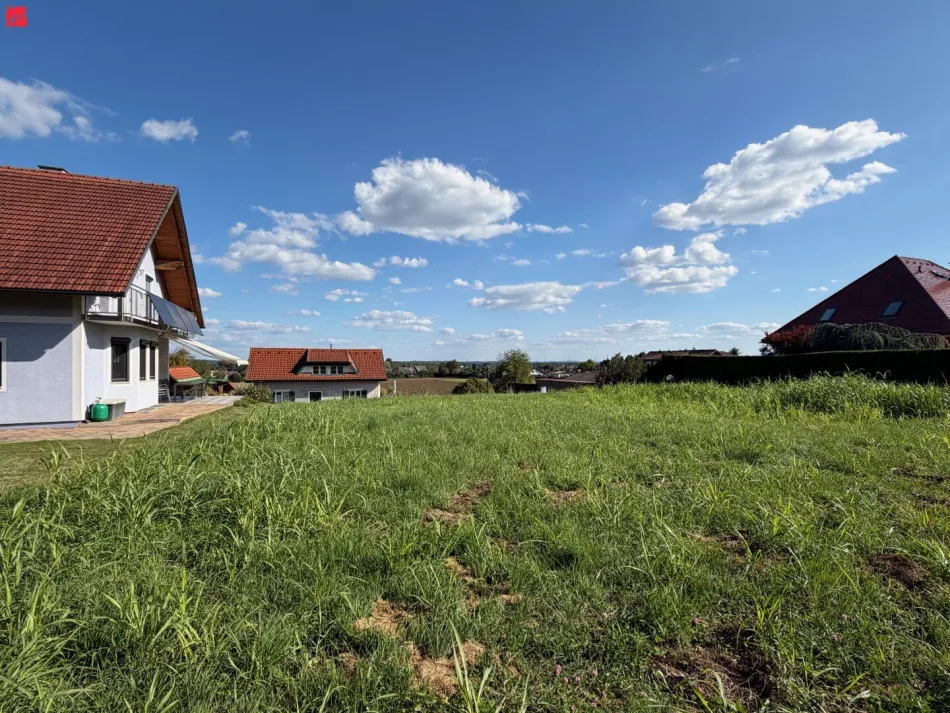Ebenes Grundstück mit wunderschönem Ausblick - Titelbild