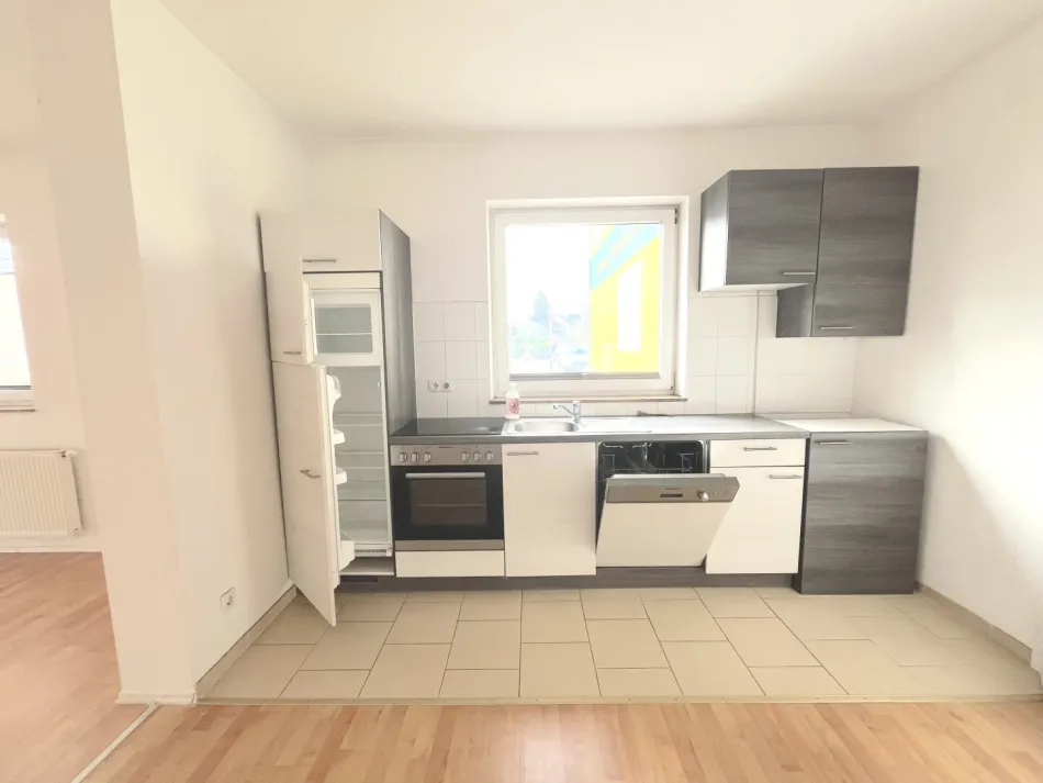 Großzügige 4-Zimmer-Wohnung mit Garten, Terrasse und Wintergarten - Bild