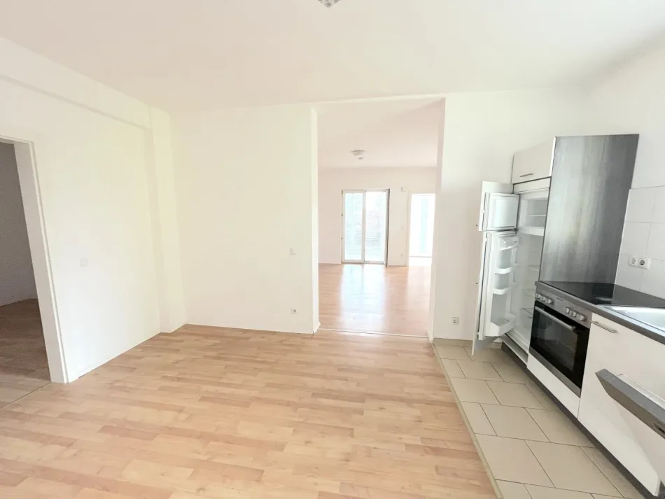 Großzügige 4-Zimmer-Wohnung mit Garten, Terrasse und Wintergarten - Titelbild