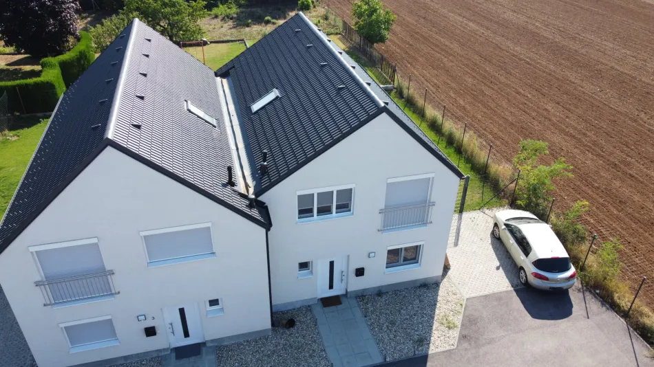 Neuwertige Doppelhaushälfte in Gänserndorf - 4 Zimmer, Keller, Garten, Terrasse, 2 Stellplätze! - Titelbild