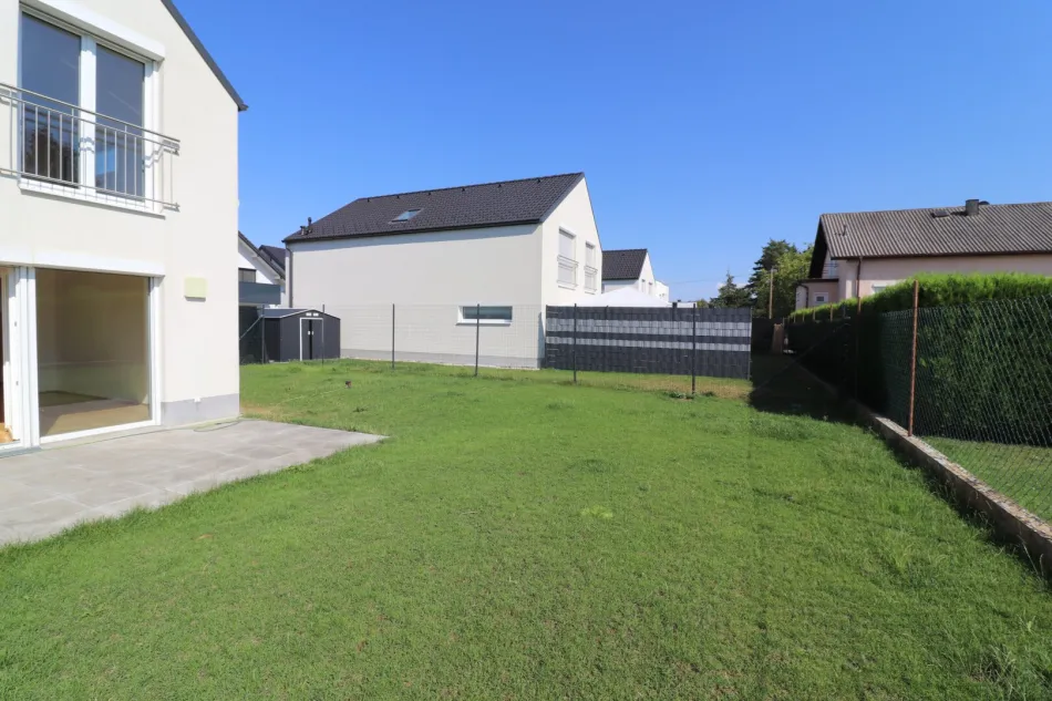 Neuwertige Doppelhaushälfte in Gänserndorf - 4 Zimmer, Keller, Garten, Terrasse, 2 Stellplätze! - Bild