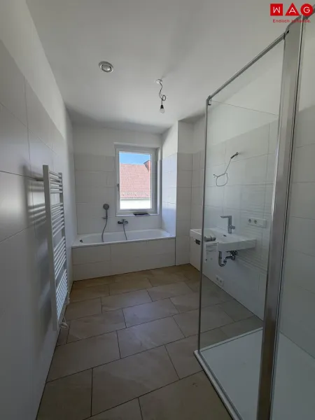 Badezimmer mit Dusche und Fenster
