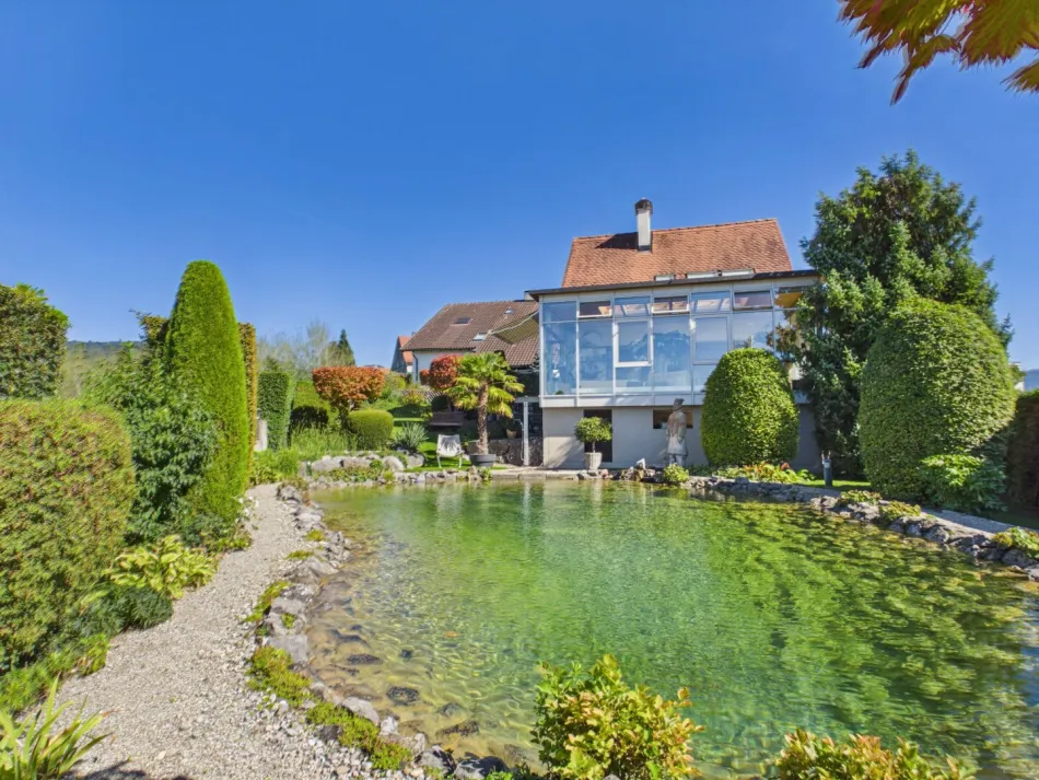Ein Haus mit Charakter – Wohnen in Aussichtslage mit eigenem Schwimmteich - Bild