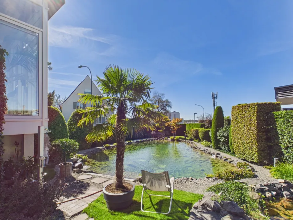 Ein Haus mit Charakter – Wohnen in Aussichtslage mit eigenem Schwimmteich - Bild