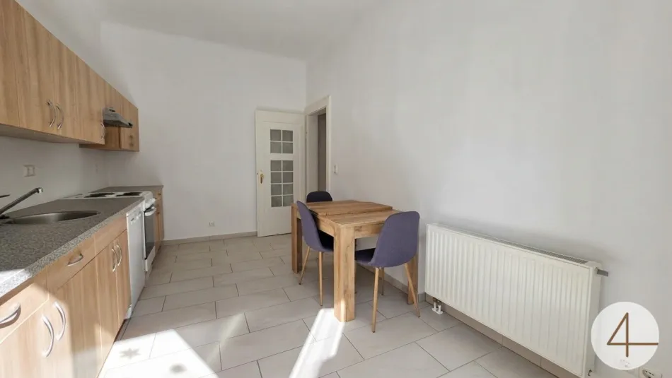 Kompakt, charmant, zentral: 2-Zimmer-Stilaltbau mit Balkon - Bild