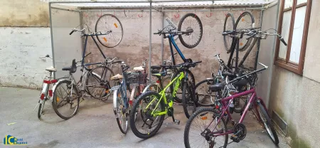 Überdachter Fahrradabstellbereich im Innenhof