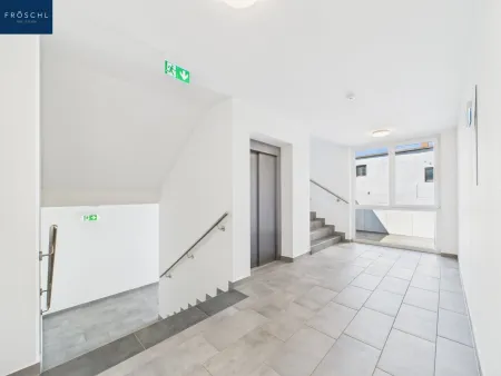 Ansicht Aufzug und Stiegenhaus OG 1