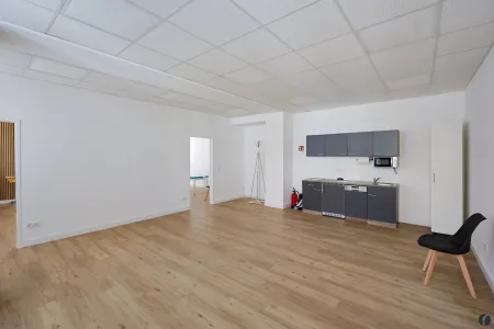 großer zentraler Raum mit Teeküche