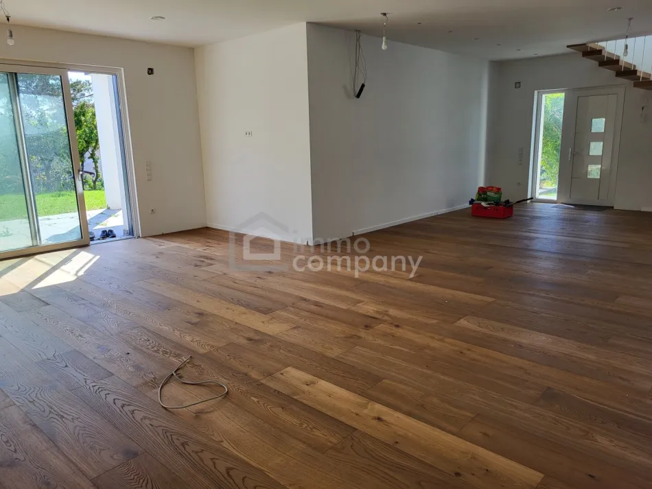 Exklusives Neubauhaus mit Altbaumbestand, Fernblick und großzügiger Terrasse - Bild