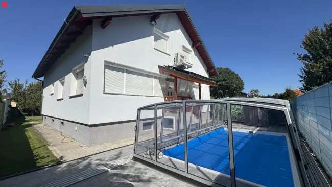 Großes, topausgestattetes Haus mit 8 Zimmer, 2 Terrassen, Garten, Pool- und Wellnessbereich - Bild