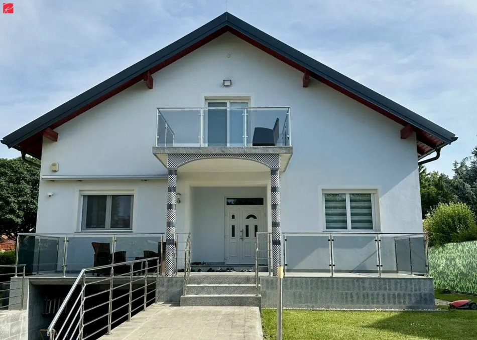 Großes, topausgestattetes Haus mit 8 Zimmer, 2 Terrassen, Garten, Pool- und Wellnessbereich - Titelbild