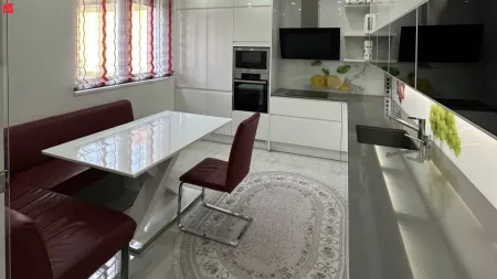 Großes, topausgestattetes Haus mit 8 Zimmer, 2 Terrassen, Garten, Pool- und Wellnessbereich