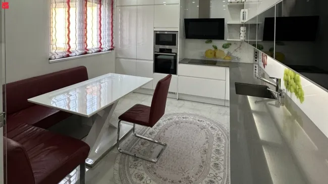 Großes, topausgestattetes Haus mit 8 Zimmer, 2 Terrassen, Garten, Pool- und Wellnessbereich - Bild
