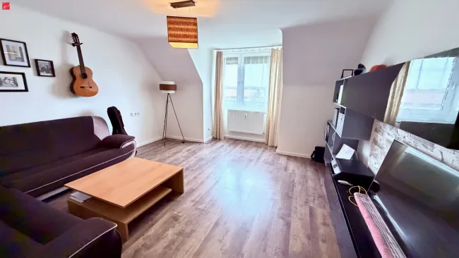 Neuwertige 3-Zimmer-Dachgeschosswohnung mit Gartenbenutzung - Bild