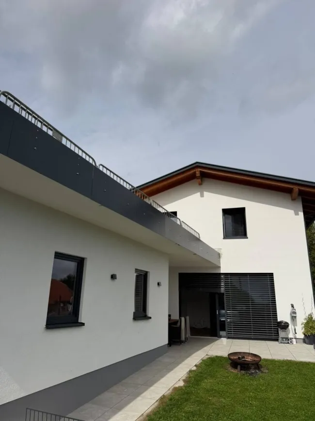 Großzügiges Einfamilienhaus mit Garage - Bild
