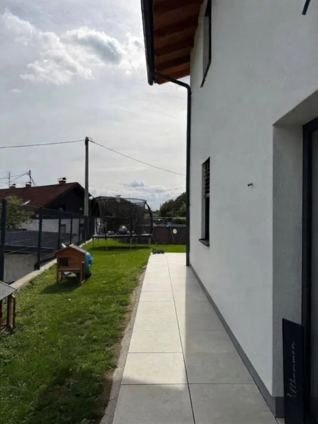Großzügiges Einfamilienhaus mit Garage - Bild