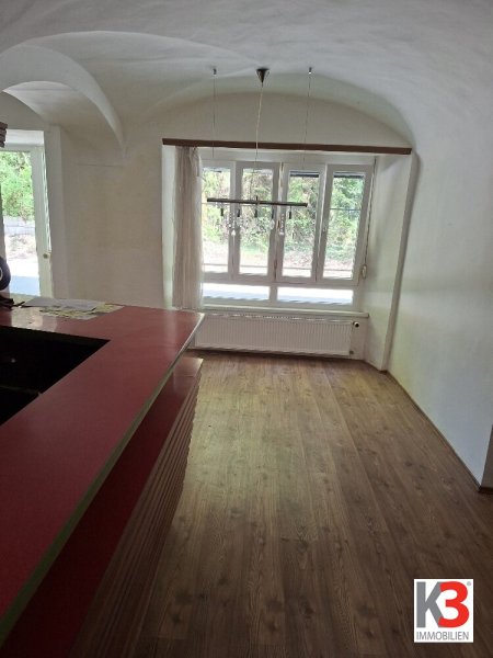 K3 - GROSSES WOHNHAUS UND NEBENGEBÄUDE. Historischer Altbau. Grund 2,4 ha. Alleinlage. Renovierungsbedarf.