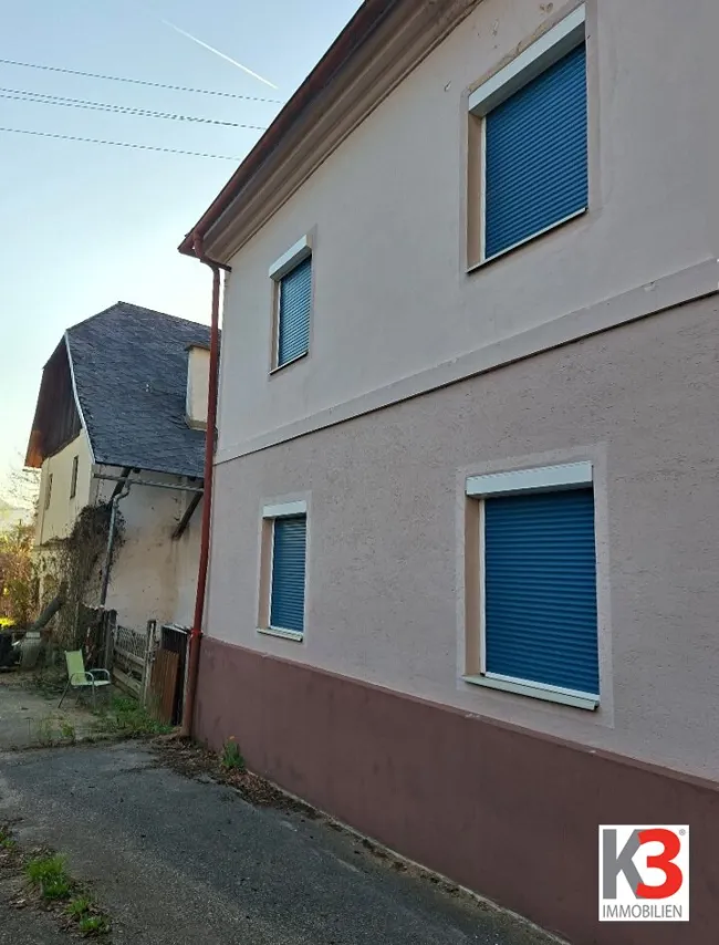K3 - GROSSES WOHNHAUS UND NEBENGEBÄUDE. Historischer Altbau. Grund 2,4 ha. Alleinlage. Renovierungsbedarf. - Titelbild