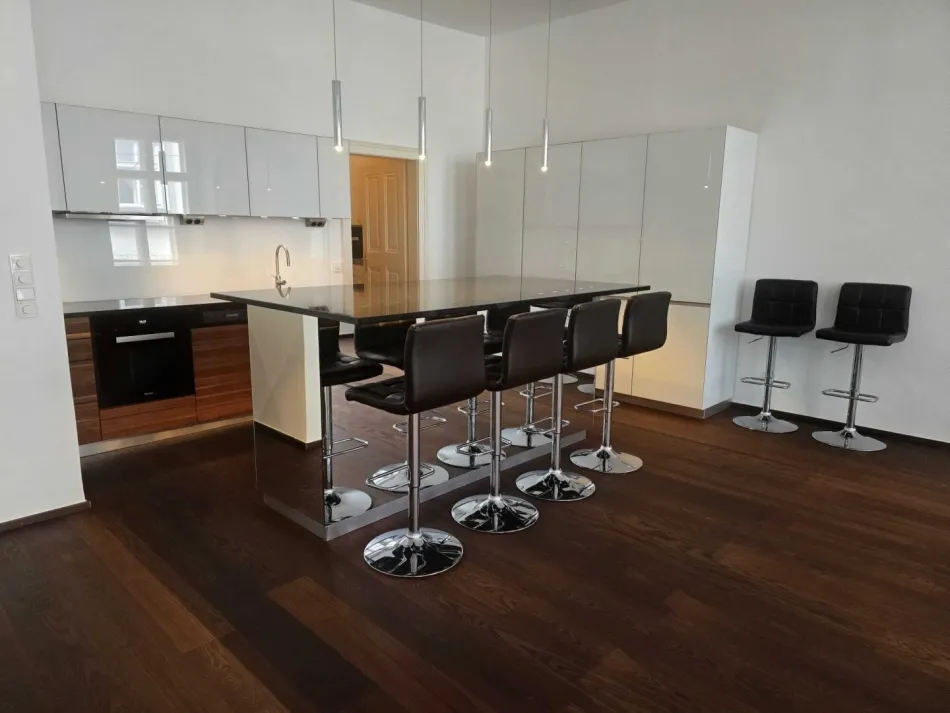 Zentrale Top-Lage - und doch ruhig || Exklusive Etagenwohnung mit idealem Grundriss - Bild