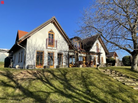 ANLAGE: Stilvolle Luxusvilla mit Weitblick