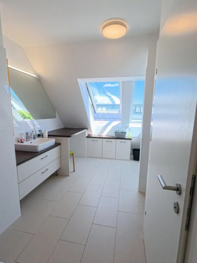 Gepflegte Dachgeschosswohnung mit schöner Terrasse & Grünblick - Bild