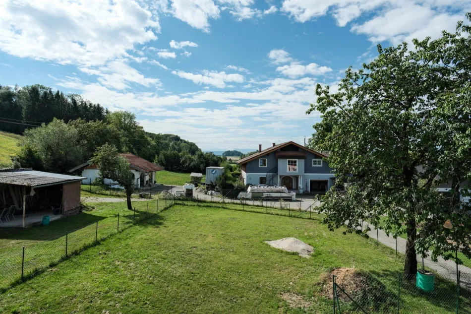Großzügige, hochwertig sanierte Wohnung im Obergeschoss eines Zweiparteienhauses - Bild