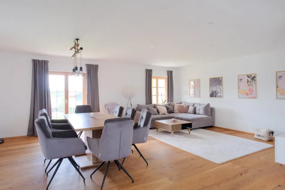 Großzügige, hochwertig sanierte Wohnung im Obergeschoss eines Zweiparteienhauses - Titelbild